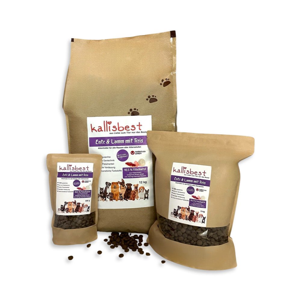 Kallisbest Trockenfutter für Hunde mit Ente, Lamm und Reis in mittleren Kroketten, auf einem neutralen Hintergrund.