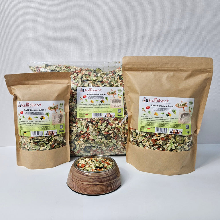 Kallisbest BARF Gemüse Allerlei mix for pet food, showcasing a colorful array of vegetables in a natural setting.