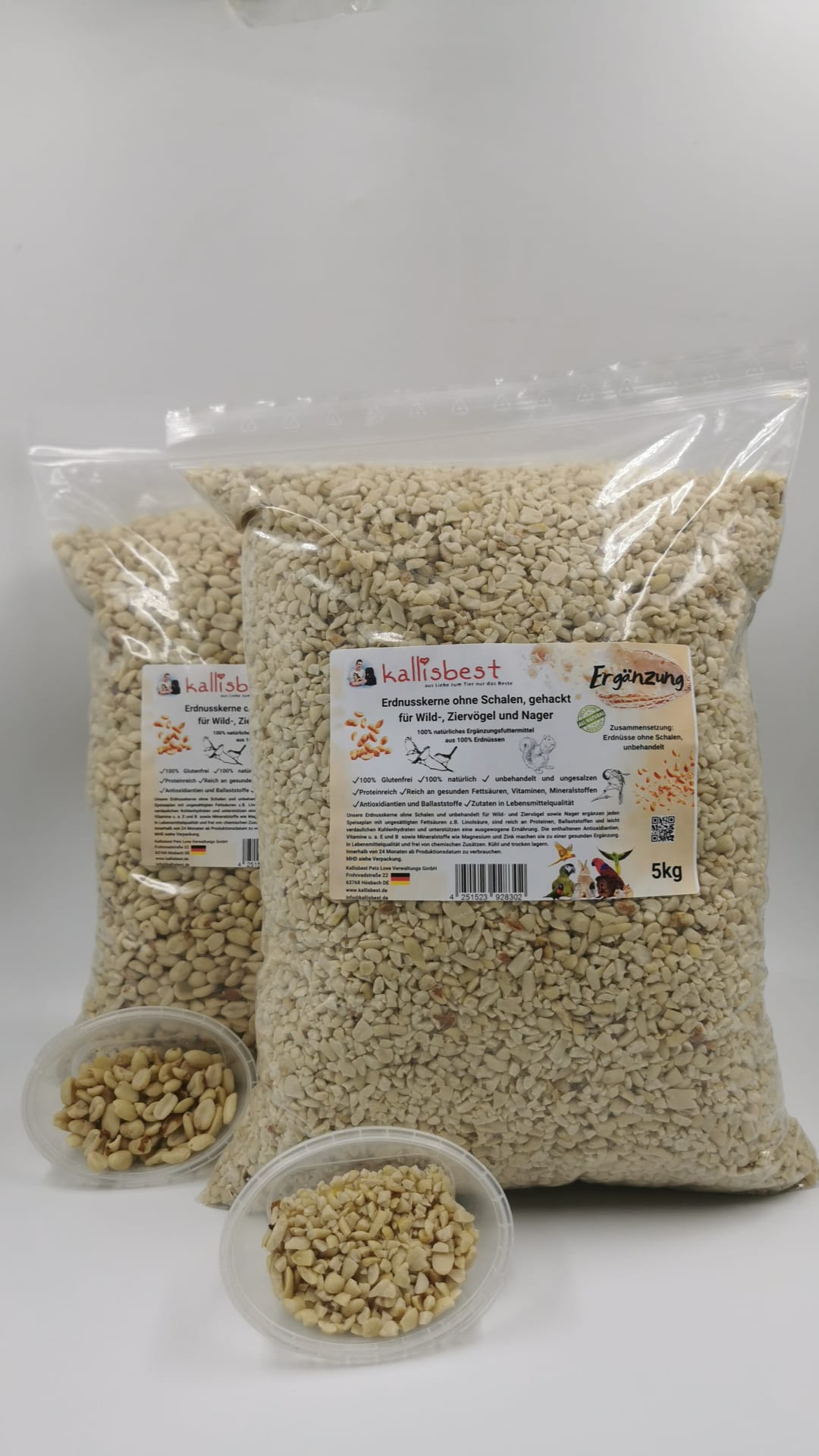 Kallisbest halbe Erdnusskerne ohne Schale für Vögel und Nager, in einer 5 kg Verpackung, auf weißem Hintergrund.