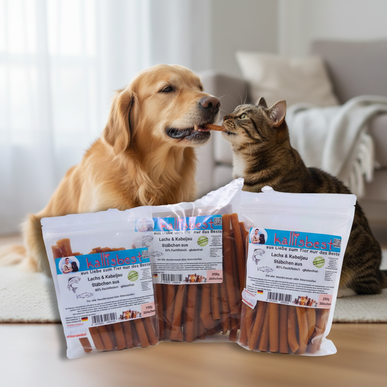 Lachs & Kabeljau Stäbchen – Alle 3 Verpackungsgrößen vorne, Hund und Katze im Hintergrund